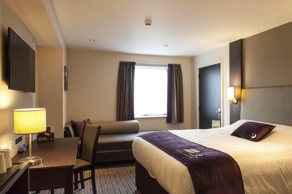 Premier Inn Watford Central Exterior foto