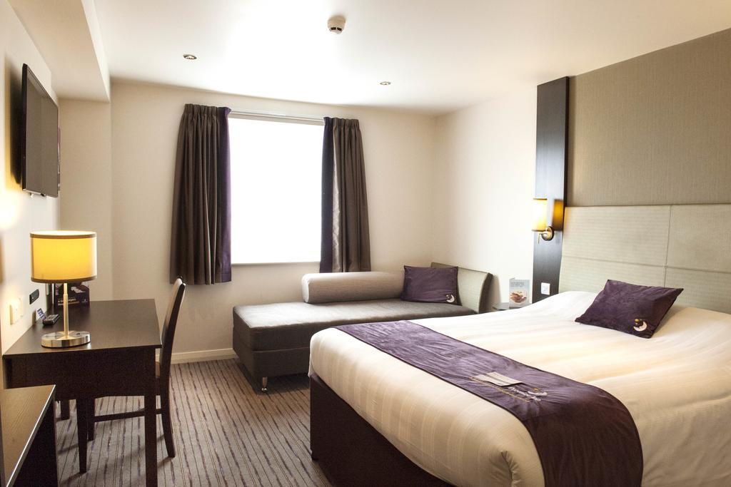 Premier Inn Watford Central Exterior foto